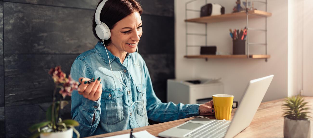 http://woman%20wearing%20headphones